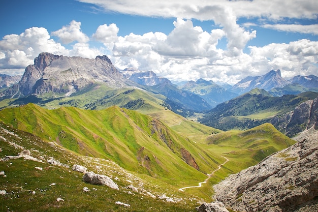 Schöne landschaft der felsigen berge mit einer grünen landschaft unter