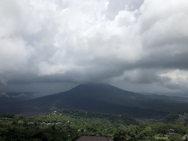 Schone Landschaft Der Wolken Und Des Strandes In Bali Indonesien Kostenlose Foto