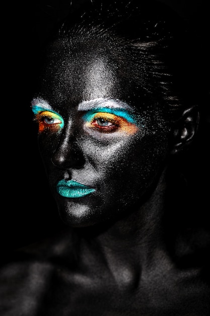 Schone Modellfrau Mit Kreativem Kunststoff Ungewohnliche Schwarze Maske Helles Buntes Make Up Mit Schwarzem Gesicht Kostenlose Foto