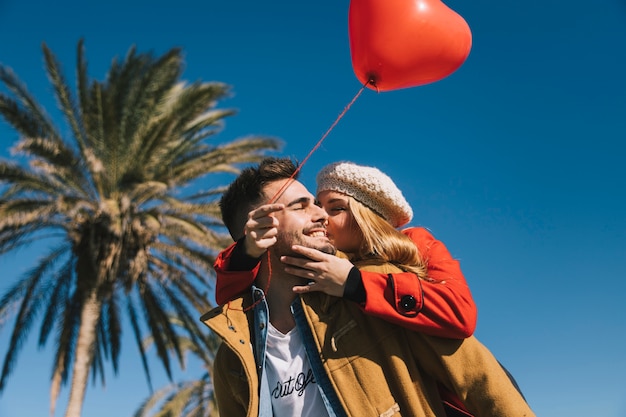 Schone Paare Mit Rotem Ballon Kussen Kostenlose Foto