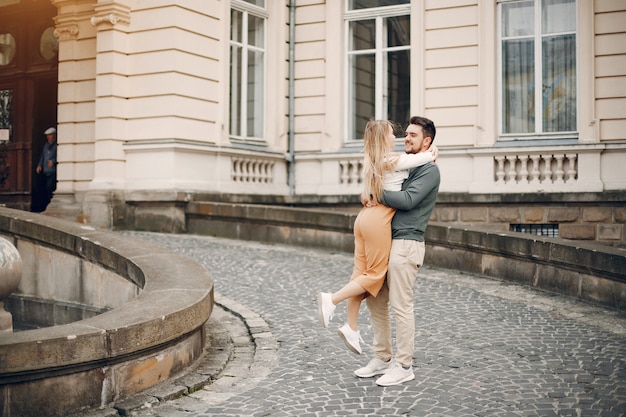 Schöne paare verbringen zeit in einer sommerstadt Kostenlose Fotos