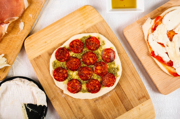 Schöne pizza mit salami | Kostenlose Foto