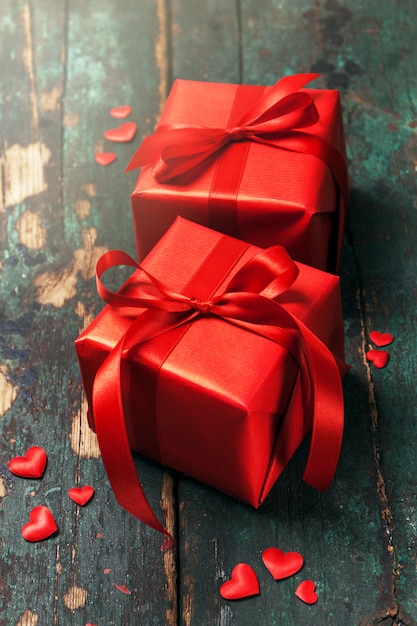 Schone Rote Geschenke Auf Einem Holzernen Hintergrund Weihnachten Weihnachten Val Kostenlose Foto