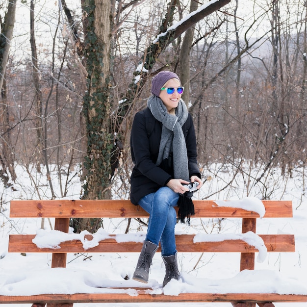 Schone Sitzende Bank Der Jungen Frau Mit Schnee Kostenlose Foto