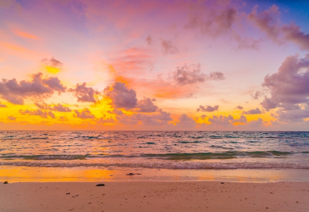 Schone Sonnenuntergang Mit Himmel Uber Ruhiges Meer In Tropischen Malediven Insel Kostenlose Foto