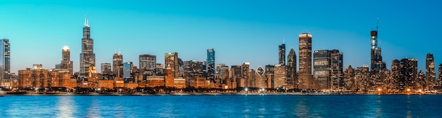 Schöne stadtbildpanoramaansicht von gebäuden in der blauen stunde chicagos im stadtzentrum gelegener bezirk in der dämmerung, fahnengröße Premium Fotos