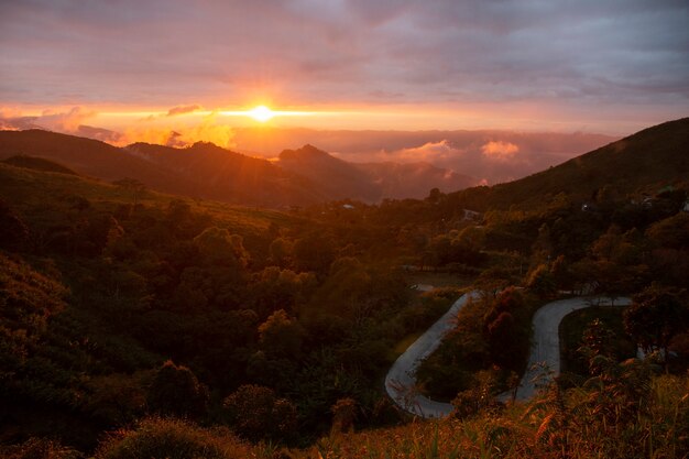 Schöne szene - standpunkt von doi pha tang chiang rai, thailand. Premium Fotos