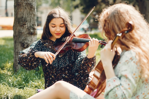 Schone Und Romantische Madchen In Einem Park Mit Einer Violine Kostenlose Foto