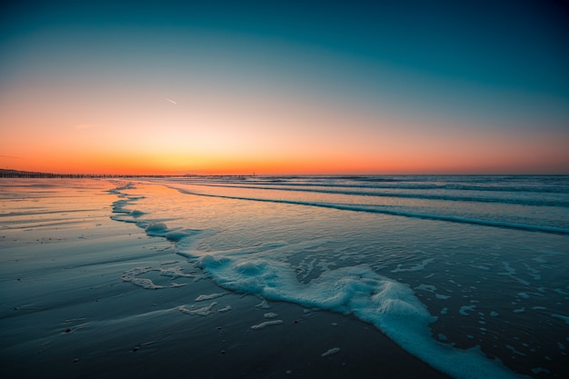 Schoner Blick Auf Die Schaumigen Wellen Am Strand Unter Dem Sonnenuntergang In Domburg Niederlande Kostenlose Foto