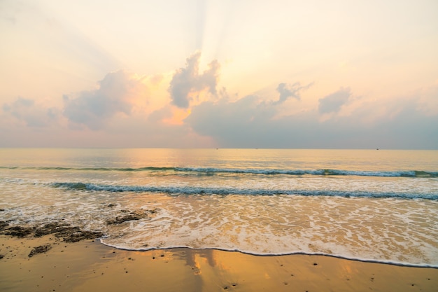 Schoner Strand Und Meer Bei Sonnenaufgang Kostenlose Foto