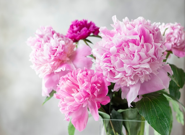 Schöner strauß der rosa pfingstrosen PremiumFoto