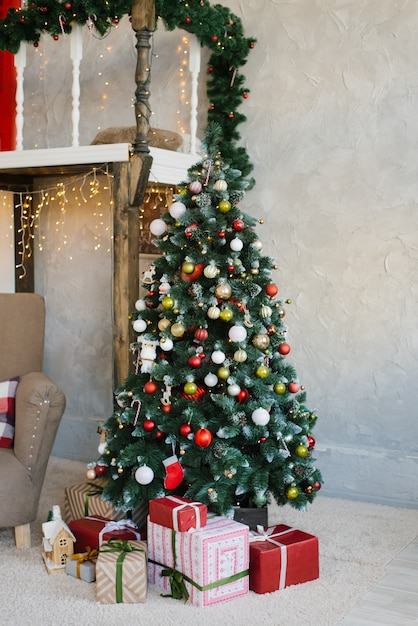 Schoner Weihnachtsbaum Mit Roten Weissen Und Goldenen Kugeln Und Geschenken Darunter Im Wohnzimmer Des Hauses Oder Der Wohnung Premium Foto