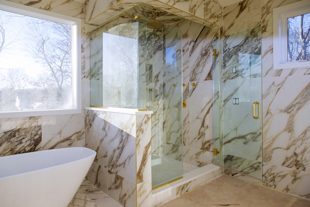 Schones Badezimmer In Neuem Zuhause Mit Renovierung Eines Luxuriosen Badezimmers Premium Foto