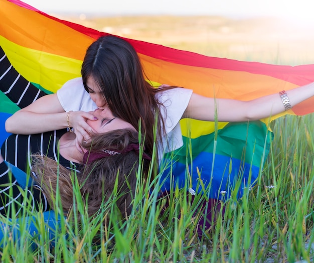 Schönes Junges Lesbisches Paar Das Sanft Mit Der Regenbogenfahne Küsst Gleiche Rechte Für Die