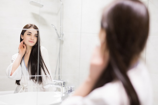 Schones Junges Madchen Das Auf Spiegelung Im Spiegel Schaut Der Im Badezimmer Bleibt Kostenlose Foto