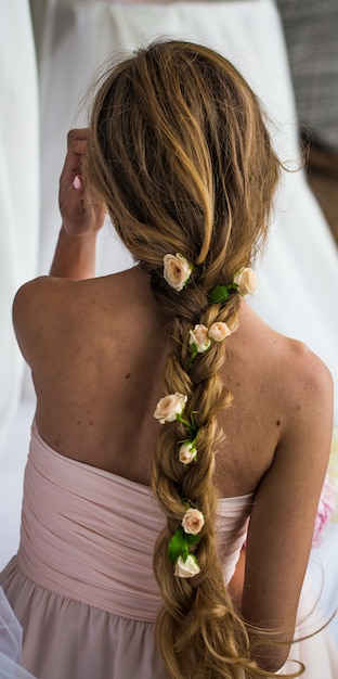 Schones Junges Madchen Mit Langen Haaren Bluht Die Zartlichkeit Des Geheimnisses In Einem Zopf Ross Zuruck Kostenlose Foto