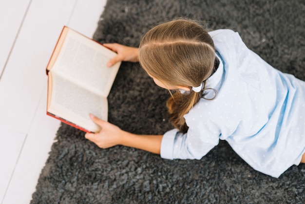 Schönes kleines mädchen, ein buch zu lesen | Kostenlose Foto