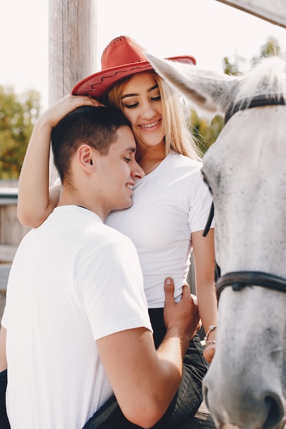 Schönes paar verbringen zeit mit einem pferd Kostenlose Fotos