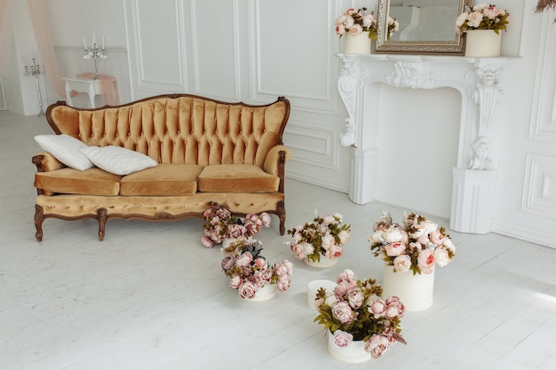 Schones Provance Wohnzimmer Mit Braunem Sofa Nahe Kamin Mit Blumen Und Kerzen Kostenlose Foto