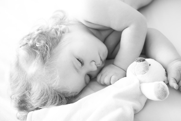 Schönes süßes baby, das zu hause im bett schläft, mit