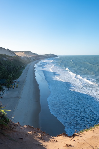 Schones Welliges Meer Das Zum Strand Kommt Der In Pipa Brasilien Gefangen Genommen Wird Kostenlose Foto