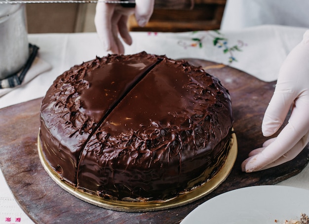 Schokokuchen in scheiben geschnitten lecker lecker rund rund mit ...