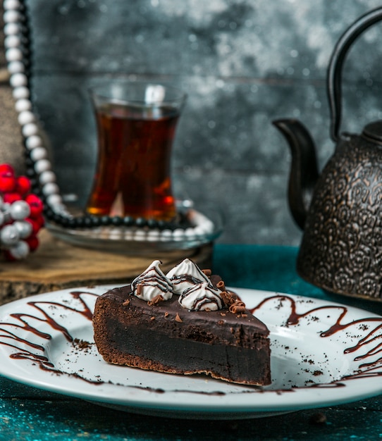 Schokoladen-brownie, garniert mit sahne und geriebener schokolade ...