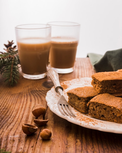 Schokoladen-brownies und kaffee