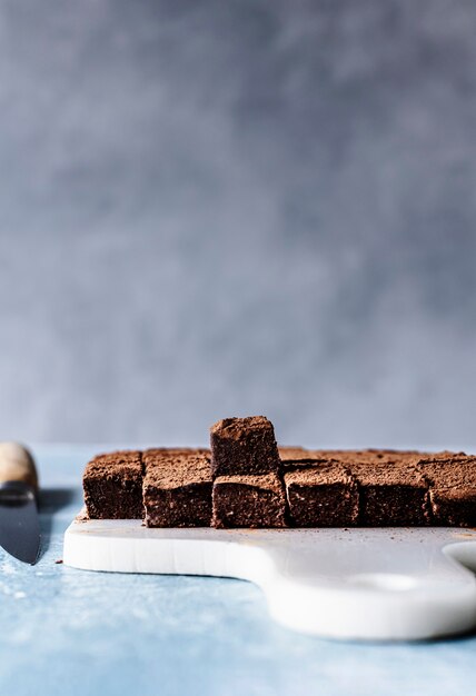 Schokoladen-ganache-trüffel-quadrate mit kakao bestäubt auf einem ...