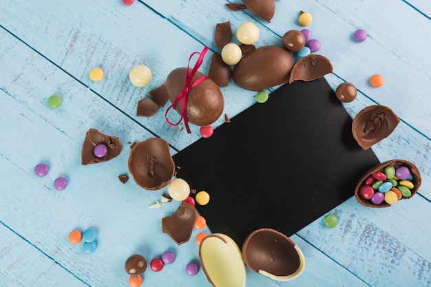 Schokoladen-ostereier und papierkarte | Kostenlose Foto