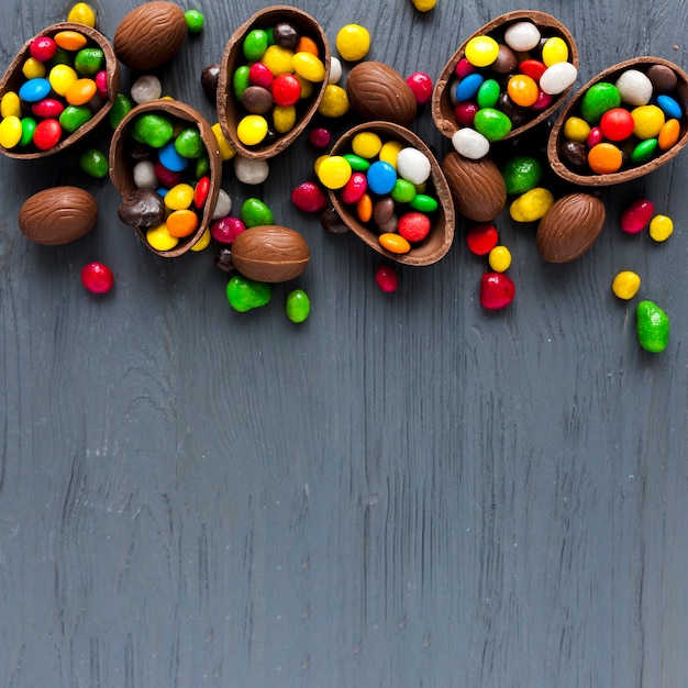 Schokoladeneier mit bunten süßigkeiten | Kostenlose Foto
