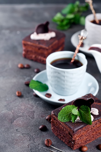 Schokoladenkuchen mit einem tasse kaffee | Premium-Foto