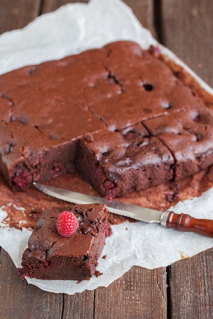 Schokoladenschokoladenkuchen mit himbeeren | Premium-Foto