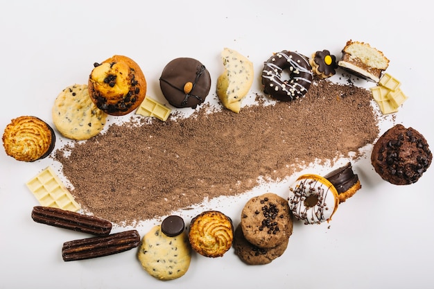 Schokoladentropfen zwischen süßigkeiten | Kostenlose Foto