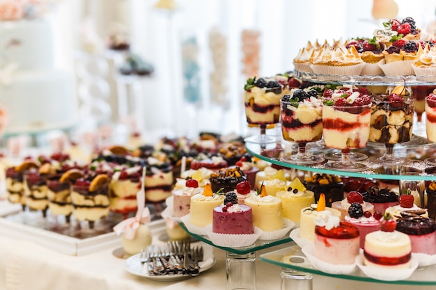 Schokoriegel Tisch Mit Verschiedenen Sussigkeiten Fur Die Party Desserttisch Fur Hochzeitsfeier Lecker Dekoriert Sussigkeiten Bonbons Desserts Cupcakes Tortchen Makronen Kuchen Und Muffins Premium Foto