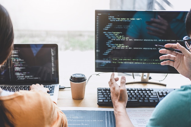 Schreiben von codes und schreiben von datencode-technologie, programmierer, der an websiteprojekten in einer software arbeitet, die auf desktop-computern in unternehmen entwickelt, programmierung mit html, php und javascript Premium Fotos