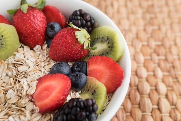 Schüssel gefüllt mit obst und müsli | Kostenlose Foto