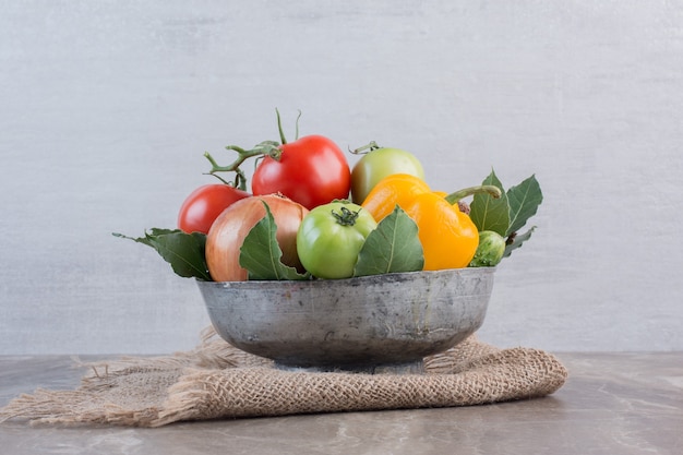 Schüssel gefüllt mit paprika, zwiebeln, roten tomaten, grünen tomaten ...