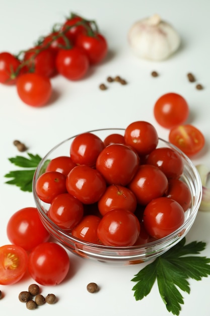 Schüssel mit eingelegten tomaten und zutaten auf weißem hintergrund ...
