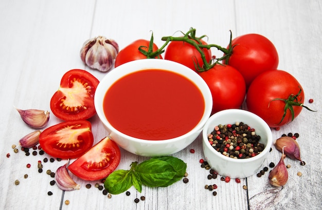 Schüssel mit tomatensauce Premium Fotos