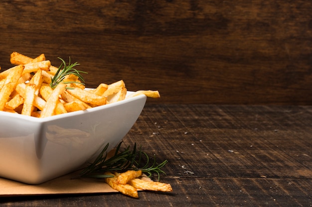 Schüssel pommes-frites mit kopienraum Kostenlose Fotos