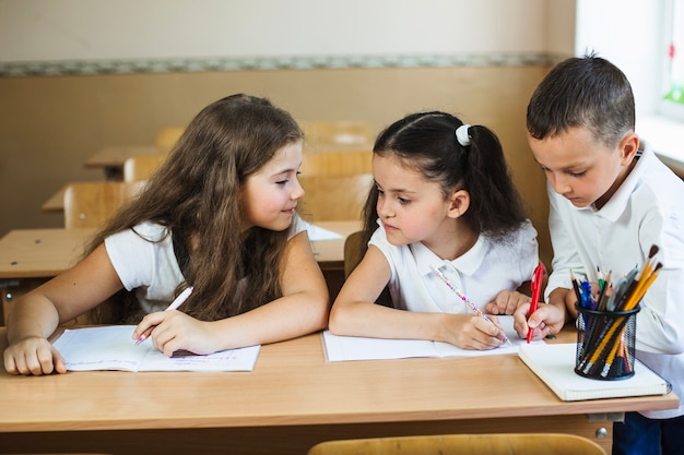 Schulkinder studieren im klassenzimmer | Kostenlose Foto