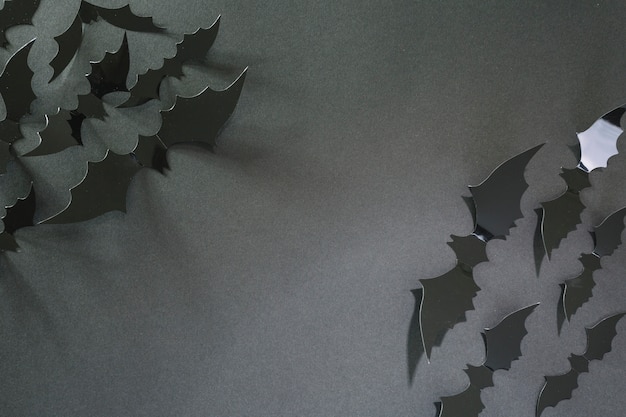 Schwarze plastik halloween fledermäuse in ecken | Kostenlose Foto