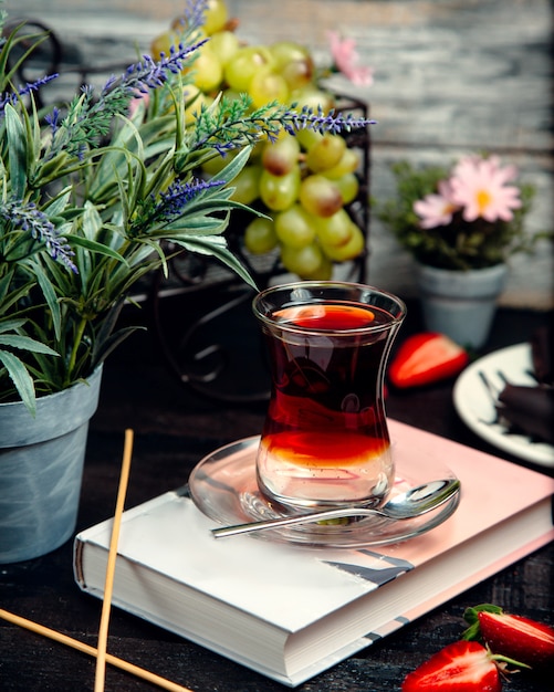 Schwarzer tee im armudu-glas auf dem tisch Kostenlose Fotos