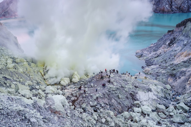  Schwefel  brannte im kratersee bei kawah  ijen  Premium Foto