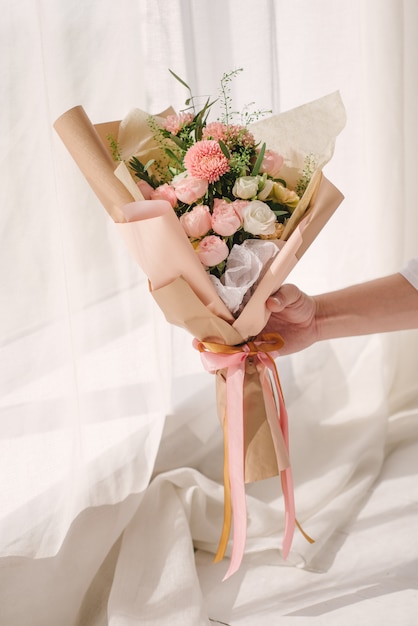 Premium Foto Sehr Schone Floristenfrau Die Einen Schonen Bunten Bluhenden Blumenstrauss Von Blumen Auf Einem Grauen Wandhintergrund Halt