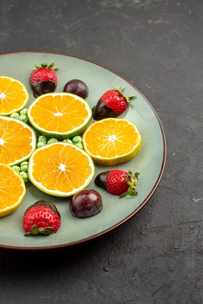 Seitenansicht aus der ferne mit schokolade überzogene, gehackte orange ...
