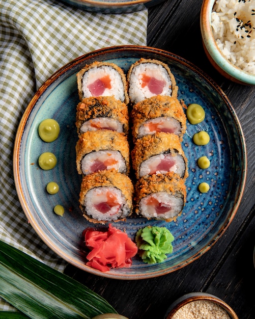 Seitenansicht der sushi-rolle mit krabben und thunfisch auf einem ...