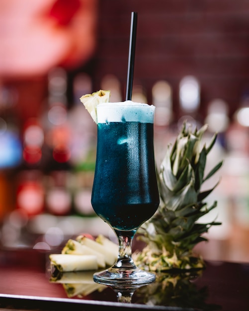 Seitenansicht des blauen curaçaococktails in einem hohen