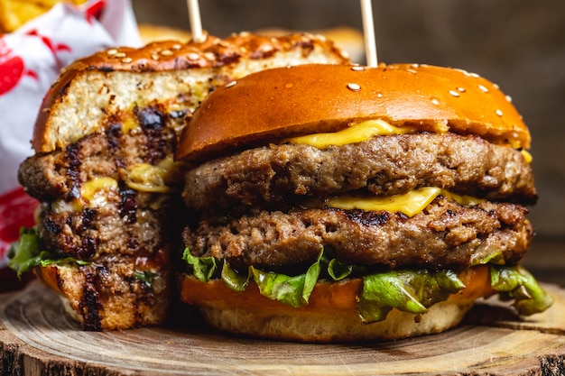 Seitenansicht Doppelter Cheeseburger Mit Gegrilltem Rindfleischpastetchenkaese Und Salatblatt Zwischen Burgerbroetchen 141793 4883 